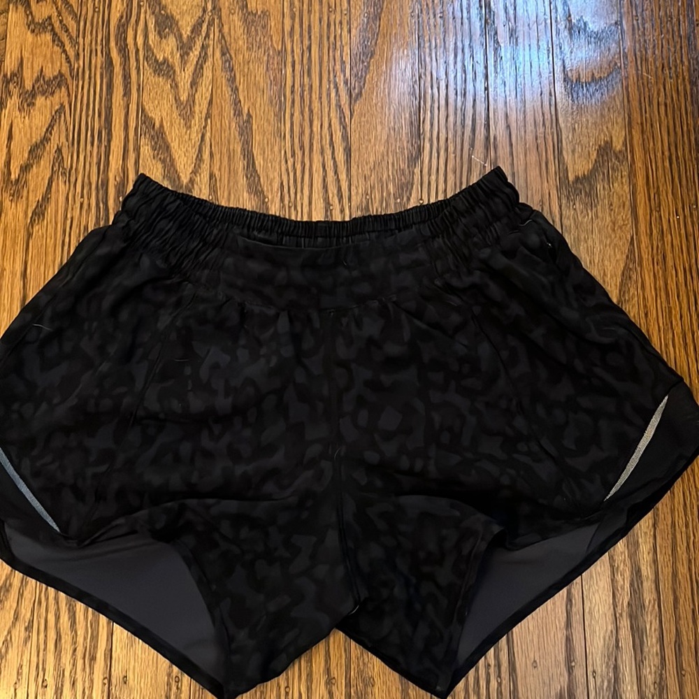 Lululemon Hotty Hot Hot Lined Long Shorts “4 Size 4 Black Leopard Print